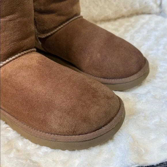 UGG CLASSIC SHORT BOOTS - Picture 8 of 11